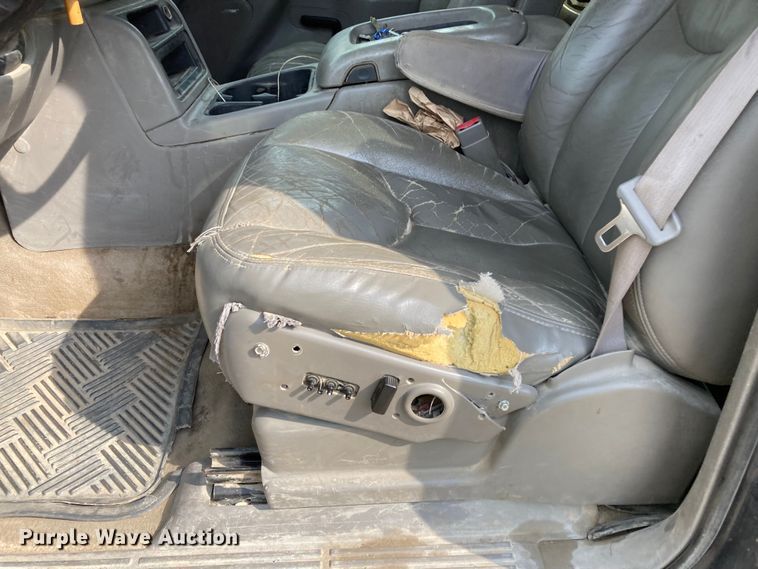 image for item DJ6183 2003 GMC Sierra 2500HD  Crew Cab pickup truck