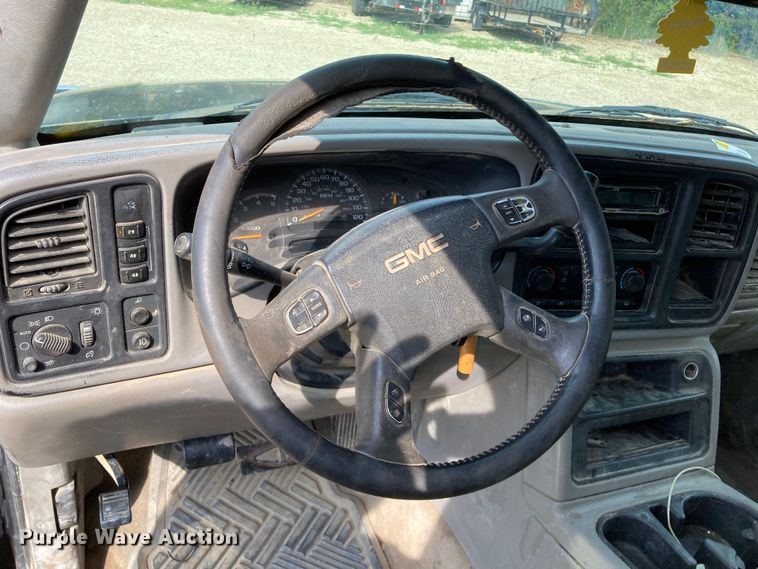 image for item DJ6183 2003 GMC Sierra 2500HD  Crew Cab pickup truck