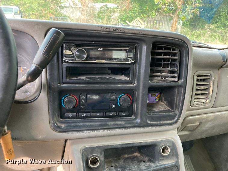 image for item DJ6183 2003 GMC Sierra 2500HD  Crew Cab pickup truck