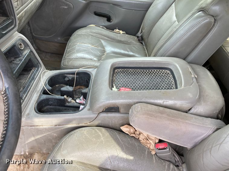 image for item DJ6183 2003 GMC Sierra 2500HD  Crew Cab pickup truck