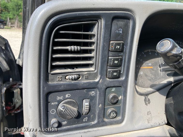 image for item DJ6183 2003 GMC Sierra 2500HD  Crew Cab pickup truck