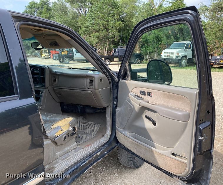 image for item DJ6183 2003 GMC Sierra 2500HD  Crew Cab pickup truck