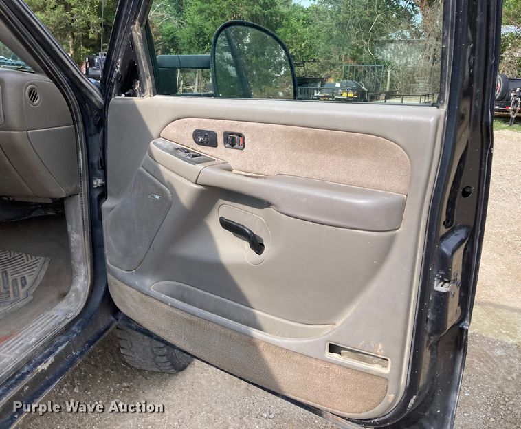 image for item DJ6183 2003 GMC Sierra 2500HD  Crew Cab pickup truck