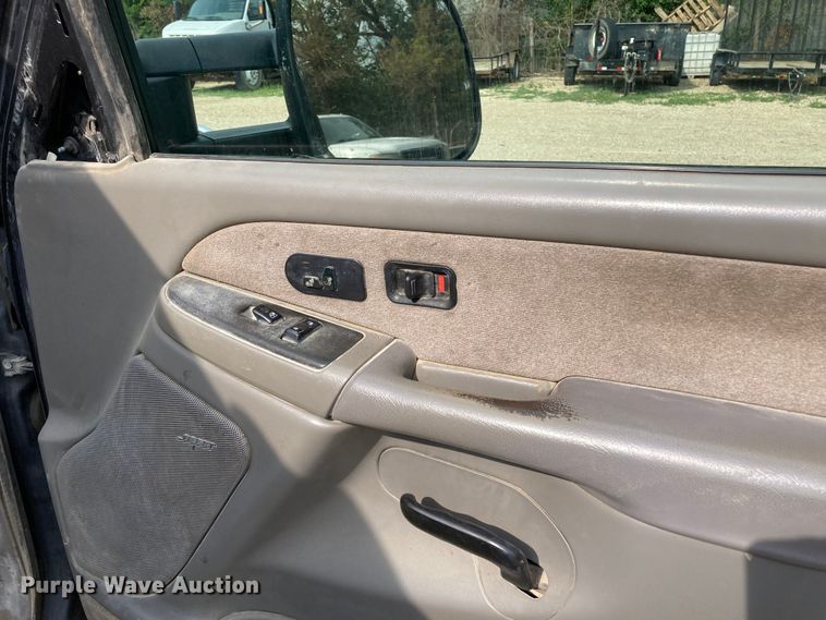 image for item DJ6183 2003 GMC Sierra 2500HD  Crew Cab pickup truck