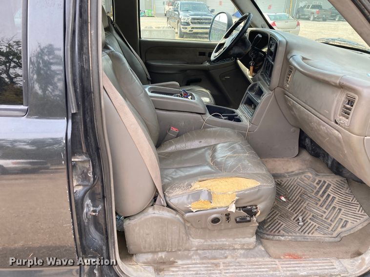 image for item DJ6183 2003 GMC Sierra 2500HD  Crew Cab pickup truck