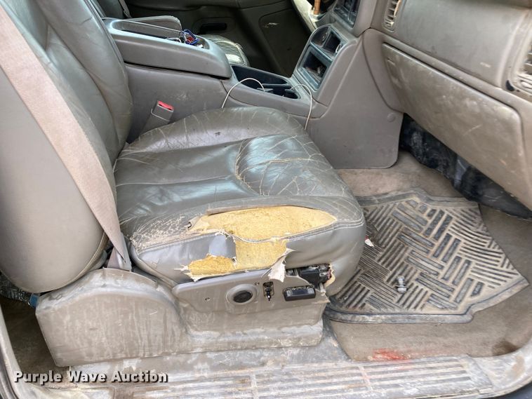 image for item DJ6183 2003 GMC Sierra 2500HD  Crew Cab pickup truck