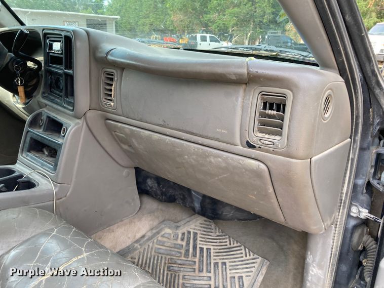 image for item DJ6183 2003 GMC Sierra 2500HD  Crew Cab pickup truck