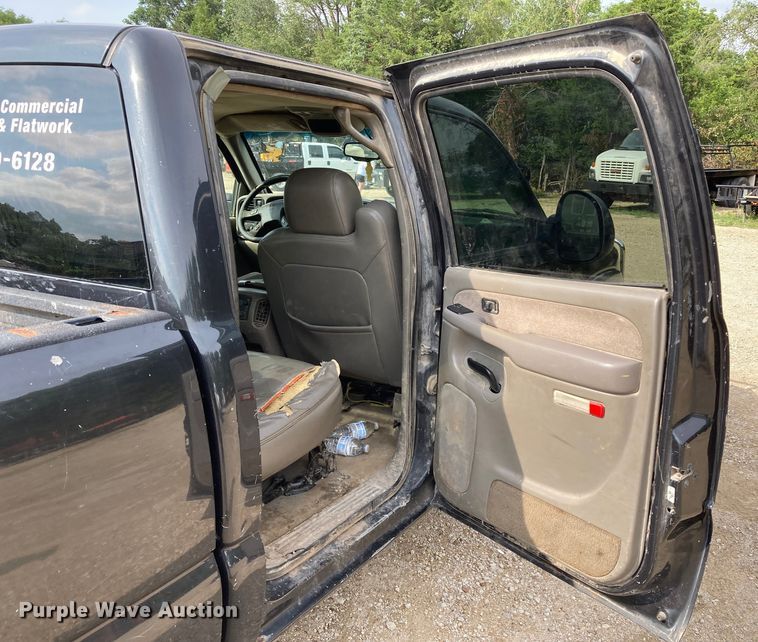 image for item DJ6183 2003 GMC Sierra 2500HD  Crew Cab pickup truck