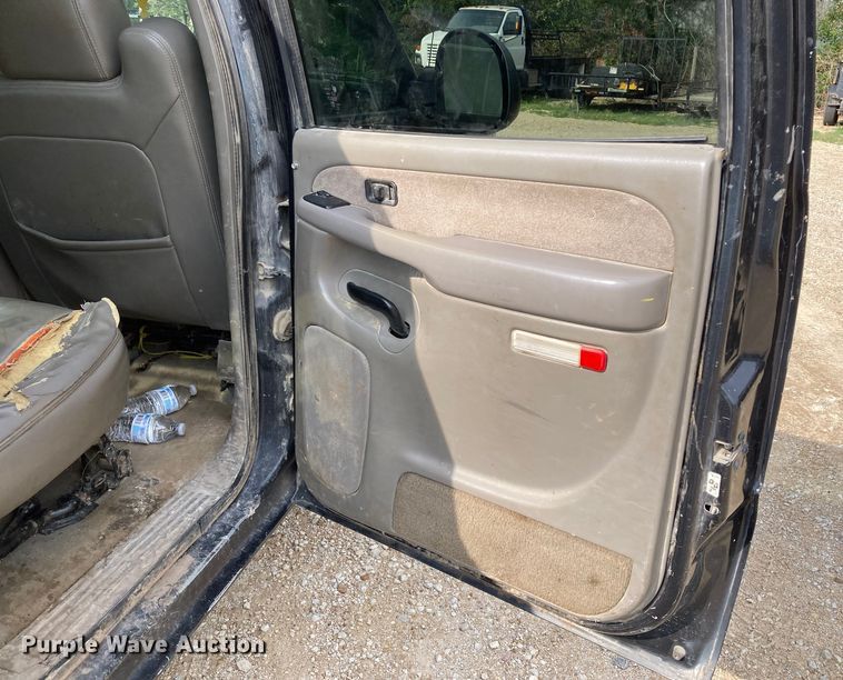 image for item DJ6183 2003 GMC Sierra 2500HD  Crew Cab pickup truck