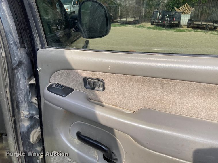 image for item DJ6183 2003 GMC Sierra 2500HD  Crew Cab pickup truck