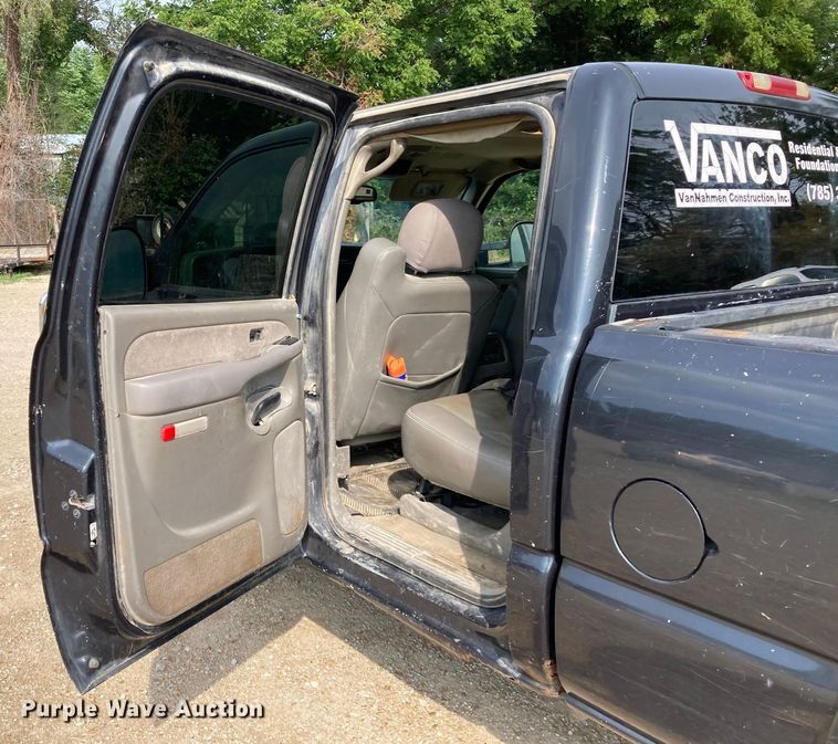 image for item DJ6183 2003 GMC Sierra 2500HD  Crew Cab pickup truck