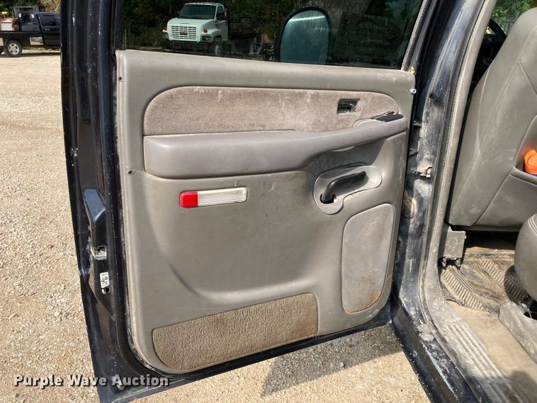 image for item DJ6183 2003 GMC Sierra 2500HD  Crew Cab pickup truck