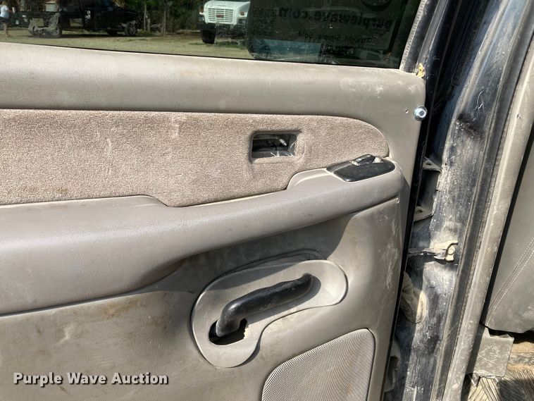 image for item DJ6183 2003 GMC Sierra 2500HD  Crew Cab pickup truck