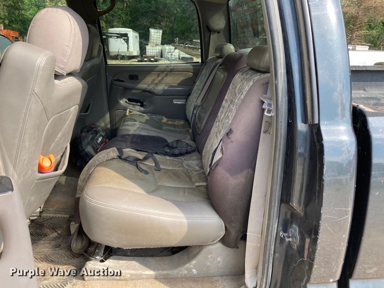 image for item DJ6183 2003 GMC Sierra 2500HD  Crew Cab pickup truck