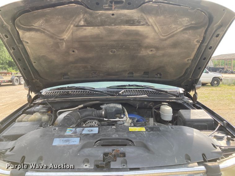 image for item DJ6183 2003 GMC Sierra 2500HD  Crew Cab pickup truck