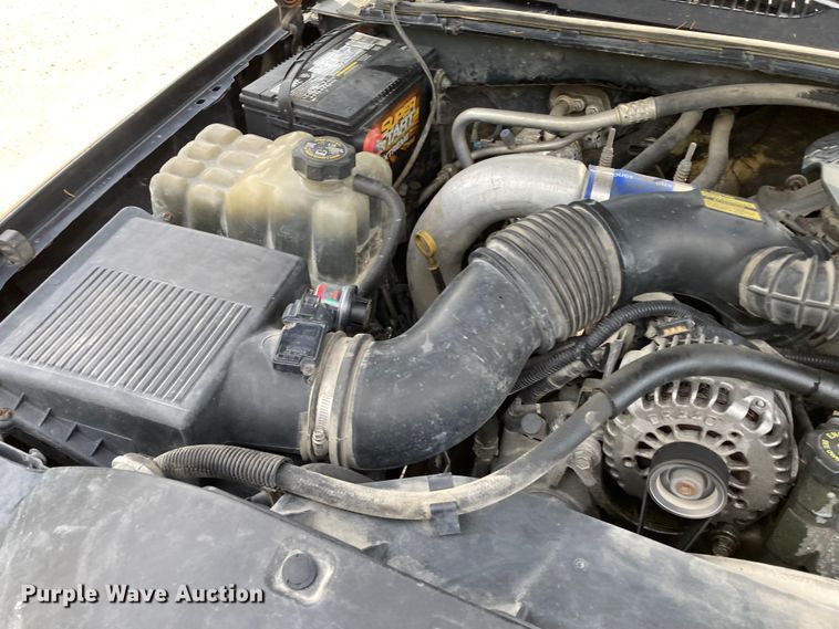 image for item DJ6183 2003 GMC Sierra 2500HD  Crew Cab pickup truck