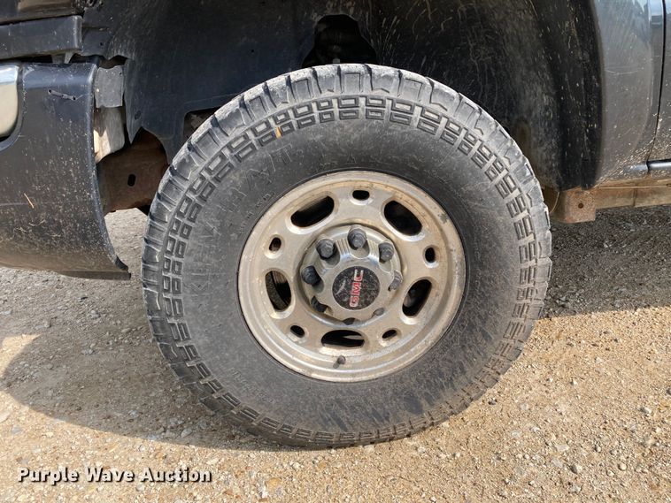 image for item DJ6183 2003 GMC Sierra 2500HD  Crew Cab pickup truck