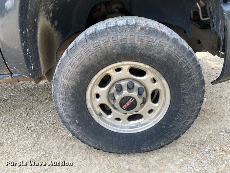 image for item DJ6183 2003 GMC Sierra 2500HD  Crew Cab pickup truck