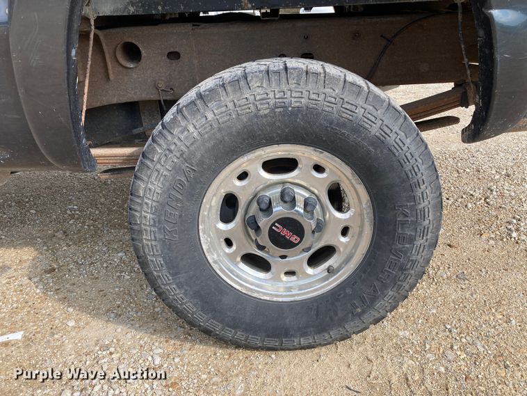 image for item DJ6183 2003 GMC Sierra 2500HD  Crew Cab pickup truck