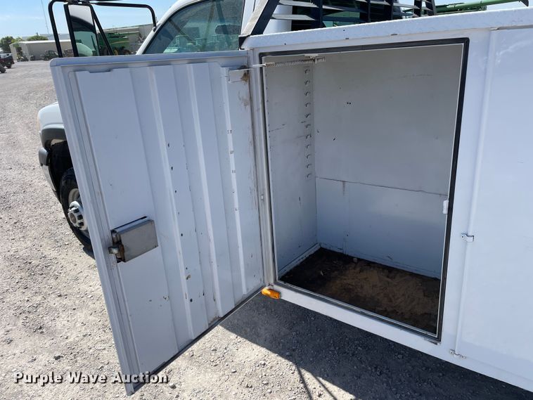 image for item DN4696 2001 GMC Sierra 3500  utility bed pickup truck