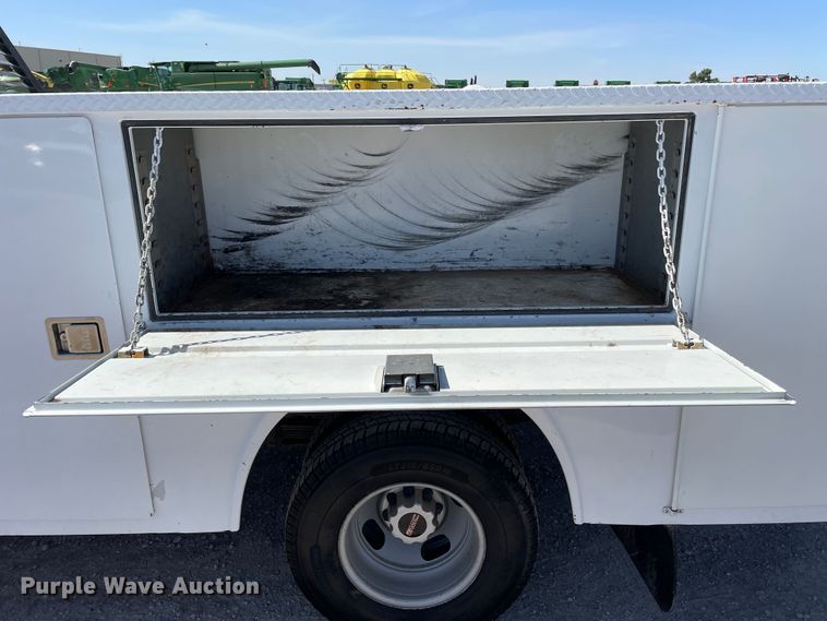 image for item DN4696 2001 GMC Sierra 3500  utility bed pickup truck