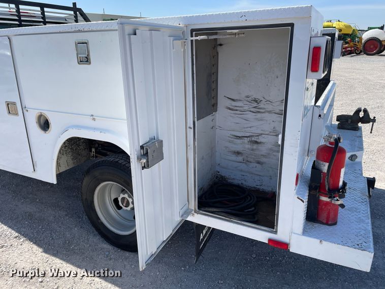 image for item DN4696 2001 GMC Sierra 3500  utility bed pickup truck