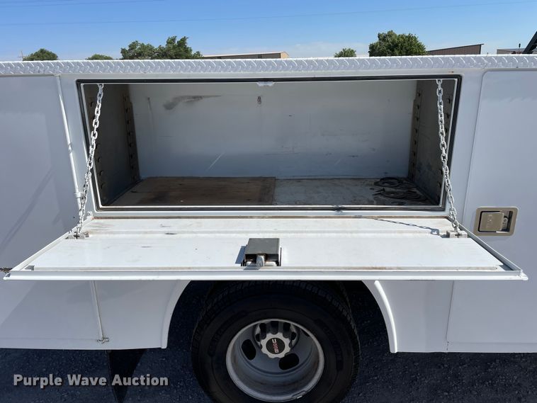 image for item DN4696 2001 GMC Sierra 3500  utility bed pickup truck