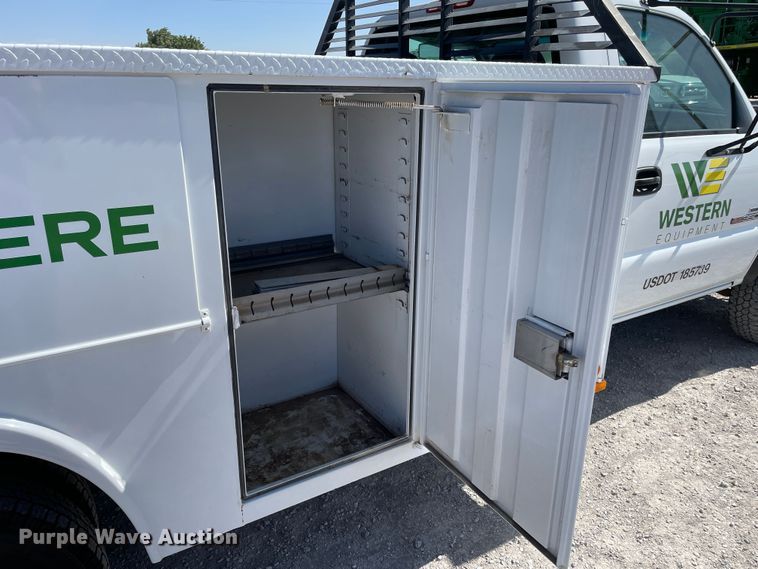 image for item DN4696 2001 GMC Sierra 3500  utility bed pickup truck