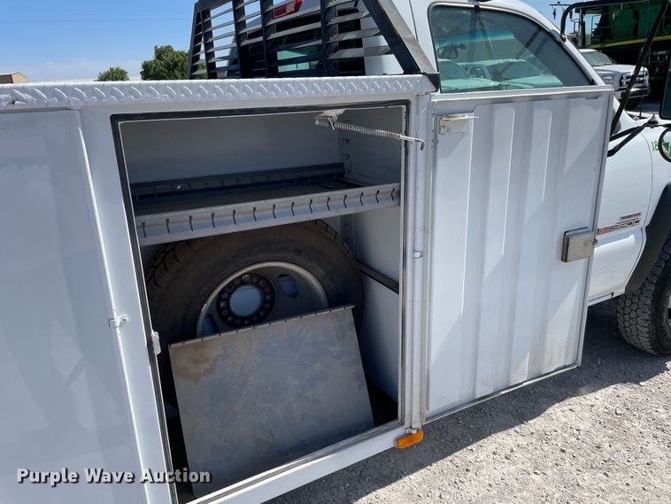 image for item DN4696 2001 GMC Sierra 3500  utility bed pickup truck