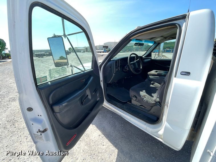 image for item DN4696 2001 GMC Sierra 3500  utility bed pickup truck