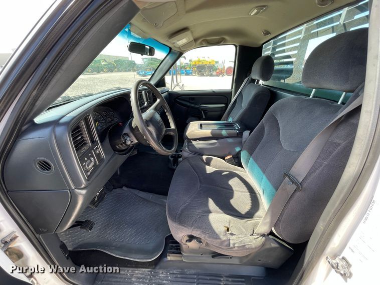 image for item DN4696 2001 GMC Sierra 3500  utility bed pickup truck