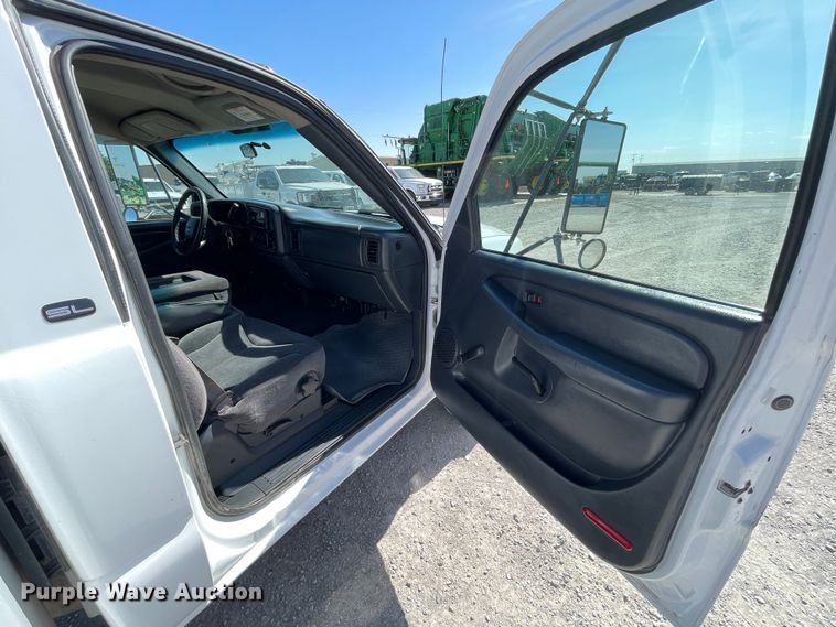 image for item DN4696 2001 GMC Sierra 3500  utility bed pickup truck