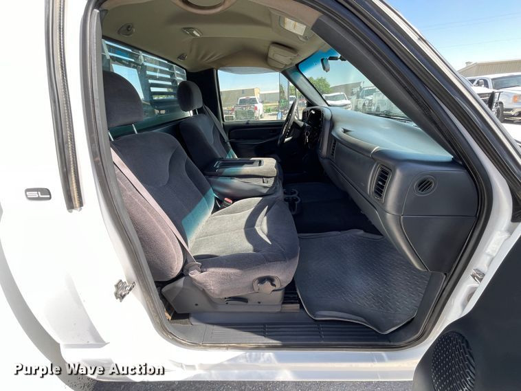 image for item DN4696 2001 GMC Sierra 3500  utility bed pickup truck