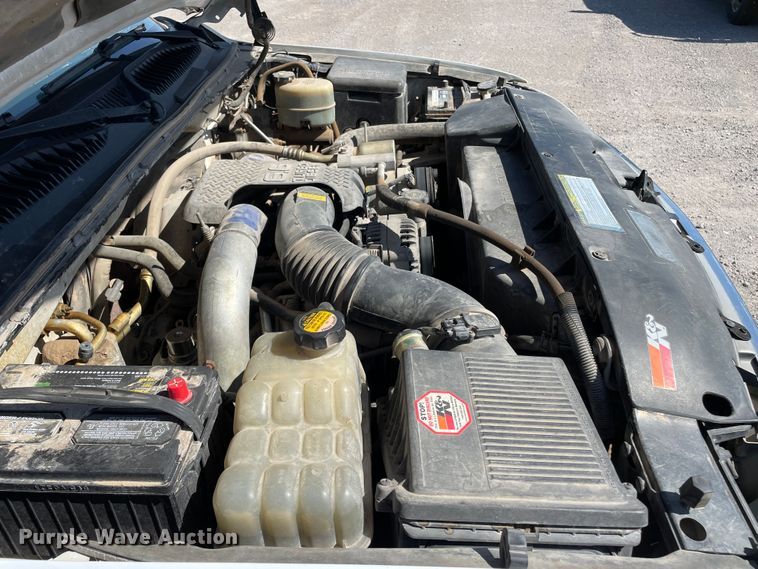 image for item DN4696 2001 GMC Sierra 3500  utility bed pickup truck