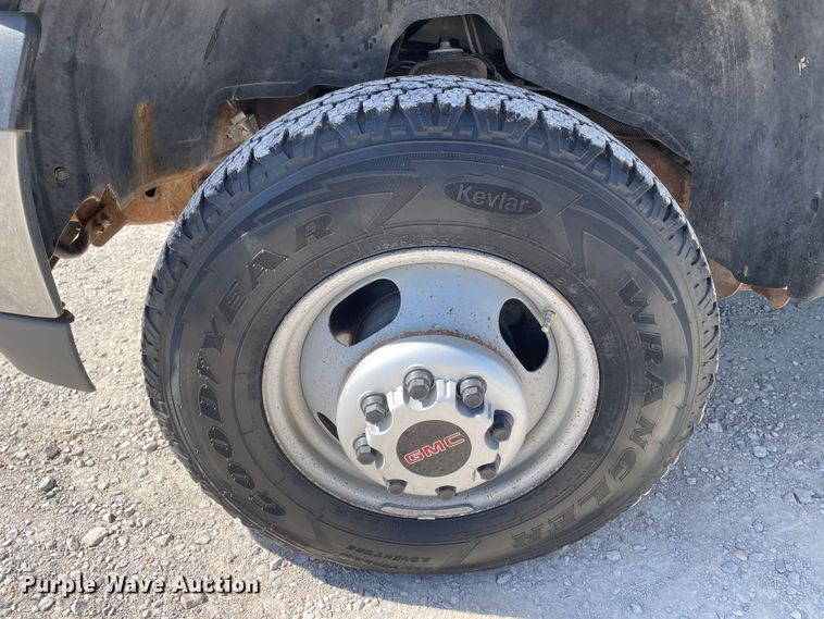 image for item DN4696 2001 GMC Sierra 3500  utility bed pickup truck