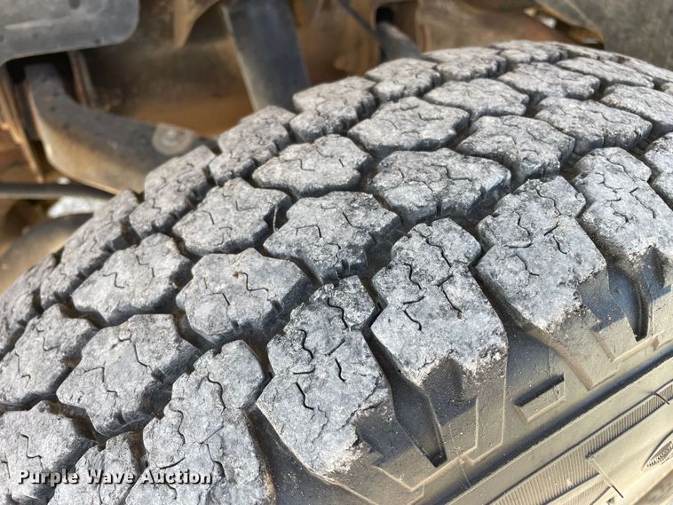 image for item DN4696 2001 GMC Sierra 3500  utility bed pickup truck