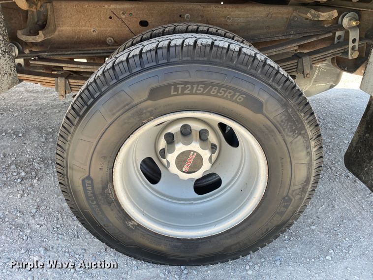 image for item DN4696 2001 GMC Sierra 3500  utility bed pickup truck