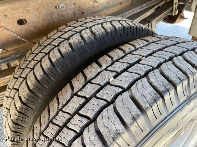 image for item DN4696 2001 GMC Sierra 3500  utility bed pickup truck