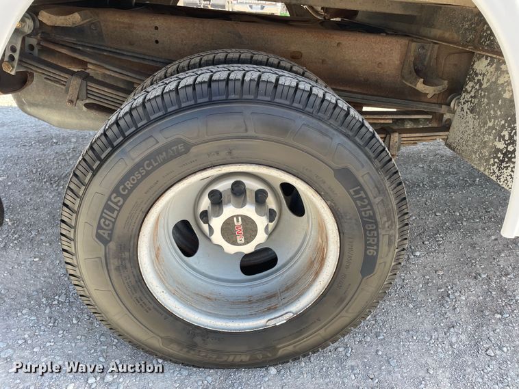 image for item DN4696 2001 GMC Sierra 3500  utility bed pickup truck