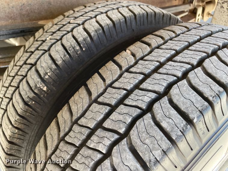 image for item DN4696 2001 GMC Sierra 3500  utility bed pickup truck