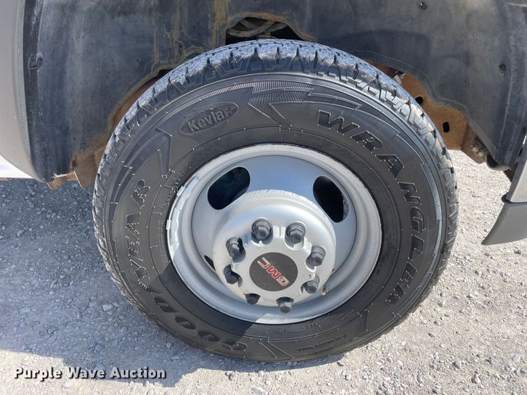 image for item DN4696 2001 GMC Sierra 3500  utility bed pickup truck