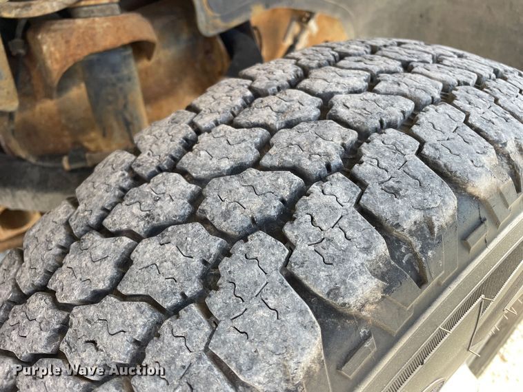 image for item DN4696 2001 GMC Sierra 3500  utility bed pickup truck