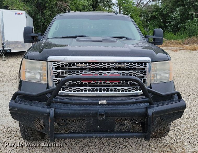 image for item DN6340 2013 GMC Sierra 3500HD  Crew Cab flatbed pickup truck with fuel delivery system