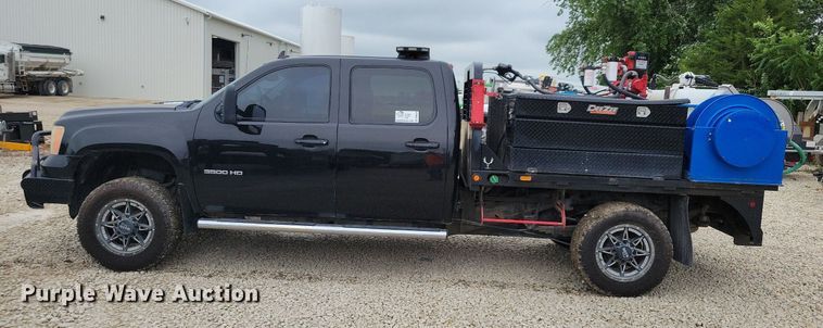 image for item DN6340 2013 GMC Sierra 3500HD  Crew Cab flatbed pickup truck with fuel delivery system