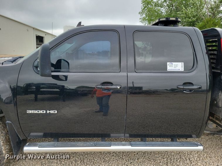 image for item DN6340 2013 GMC Sierra 3500HD  Crew Cab flatbed pickup truck with fuel delivery system