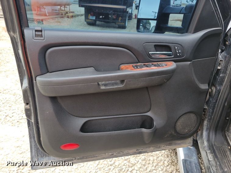 image for item DN6340 2013 GMC Sierra 3500HD  Crew Cab flatbed pickup truck with fuel delivery system