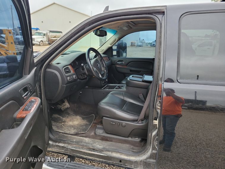 image for item DN6340 2013 GMC Sierra 3500HD  Crew Cab flatbed pickup truck with fuel delivery system