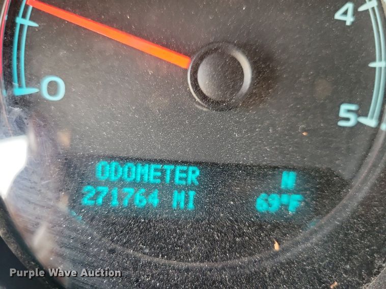 image for item DN6340 2013 GMC Sierra 3500HD  Crew Cab flatbed pickup truck with fuel delivery system