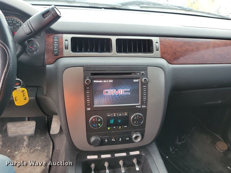 image for item DN6340 2013 GMC Sierra 3500HD  Crew Cab flatbed pickup truck with fuel delivery system