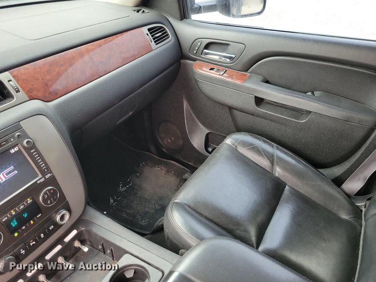 image for item DN6340 2013 GMC Sierra 3500HD  Crew Cab flatbed pickup truck with fuel delivery system